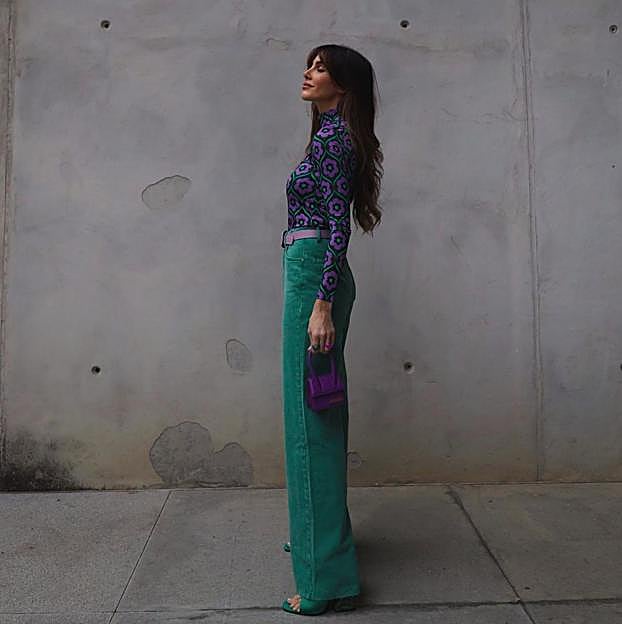 Imagen principal - Esta influencer ha encontrado en Mango el look retro perfecto y tendencia que nos hace soñar con la primavera