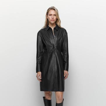 Imagen secundaria 1 - Efecto piel, palabra de honor o plisados: renueva el clásico vestido negro con estos modelos elegantes y en tendencia, para todos los gustos que acaban de llegar a tienda