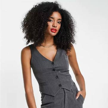 Imagen secundaria 1 - El pantalón negro cuesta 41,99 €; la americana, 62,99 € y el chaleco, 34,99 €