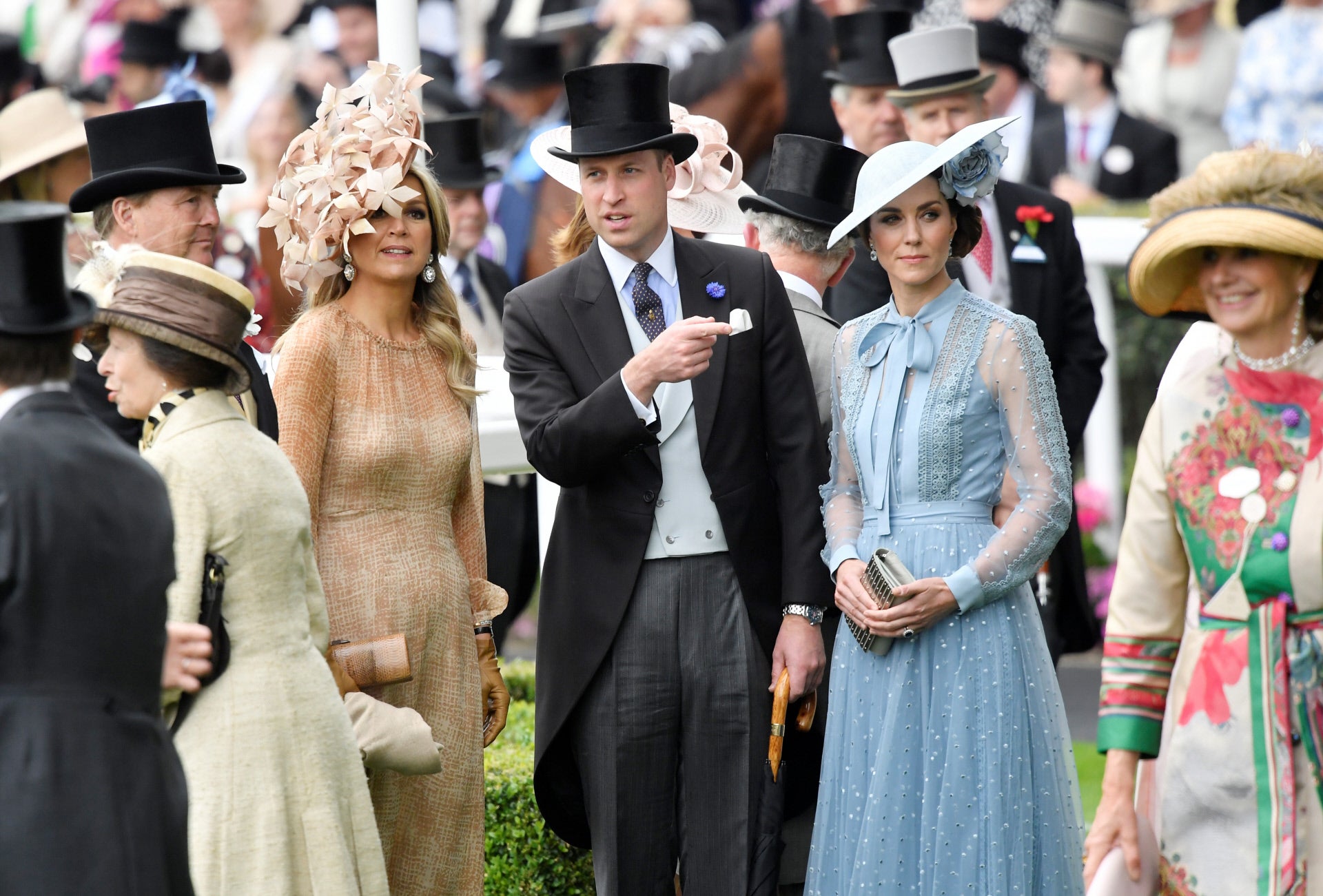 Y hablando de complementos, no podía faltar el impresionante look con el que Máxima de Holanda debutó en Ascot en 2019, donde combinó un sencillo vestido midi de gasa en tonos tierra de Natan con un imponente tocado de flores que hizo sombra a la mismísima Kate Middleton. Además, su estilismo tenía un guiño a la Reina Isabel II: los pendientes de Máxima pertenecían a la tiara Estuardo, un regalo de Guillermo III (tatarabuelo del actual rey Guillermo) a su primera esposa, la reina María II de Inglaterra, un símbolo de hermandad entre los Países Bajos y el Reino Unido.