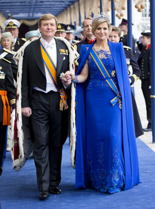 El 30 de abril de 2013 Guillermo de Orange fue coronado como rey de Holanda y, con él, Máxima pasó a ser consorte. Para la solemne ceremonia en la Iglesia Nueva de Ámsterdam, la recién proclamada reina eligió un inolvidable vestido azul klein de Jan Taminiau con cuerpo velado con gasa realzada con aplicaciones artesanales de pedrería y crista y falda bordada a juego, que lució con una imponente capa de hombros marcados y la impresionante tiara de zafiros que el rey Guillermo III (tatarabuelo del actual rey) le regaló a su esposa, la reina Emma.
