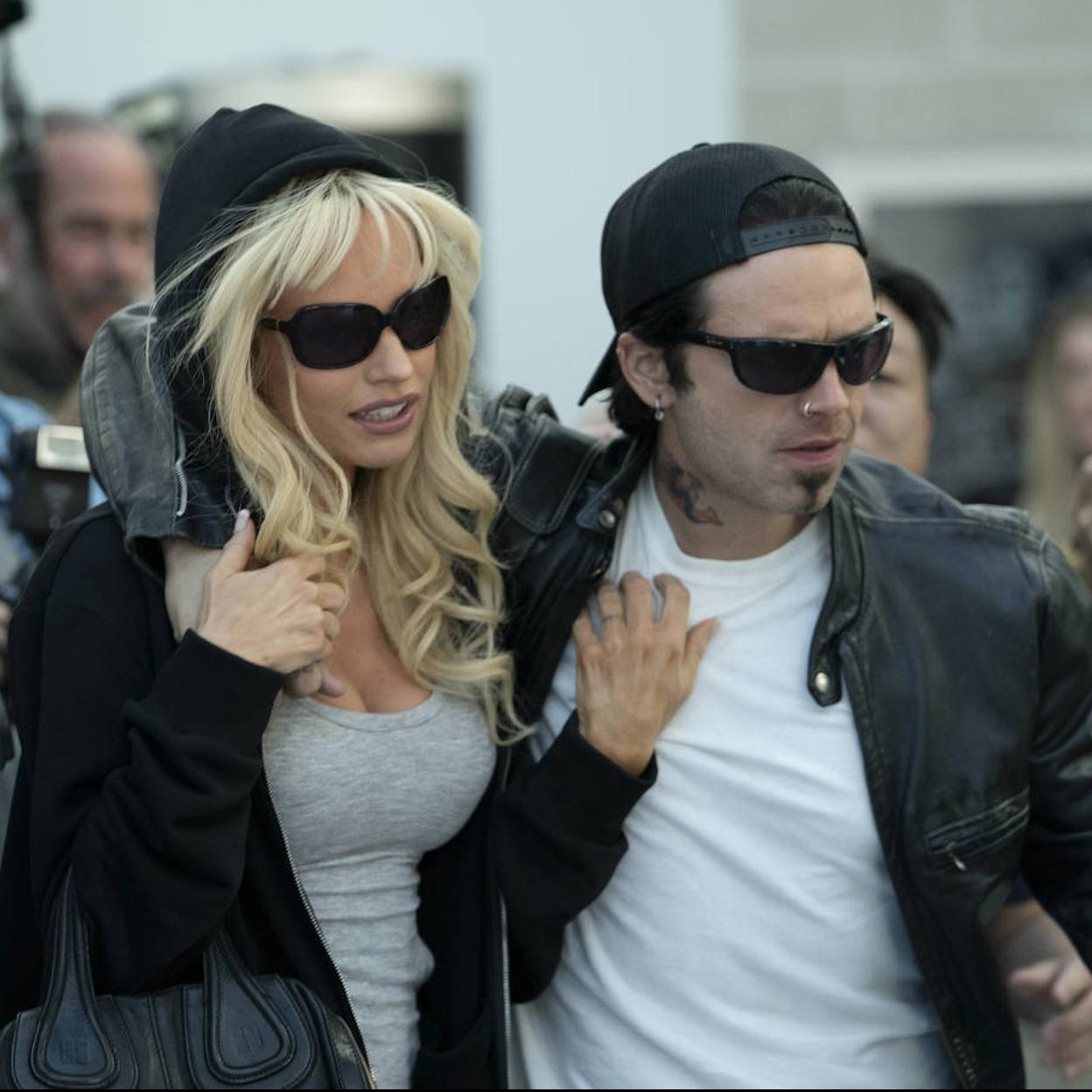 Lily James y Sebastian Stan en una imagen de Pam & Tommy. 