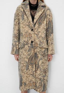 Imagen secundaria 2 - En abrigo o vestido: estas son las prendas de estilo bohemio que confirman que el estampado &#039;paisley&#039; es el más elegante