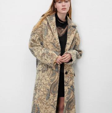 Imagen secundaria 1 - En abrigo o vestido: estas son las prendas de estilo bohemio que confirman que el estampado &#039;paisley&#039; es el más elegante