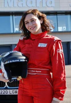 Imagen secundaria 2 - Hablemos de las mechas rubias que se ha hecho Isabel Díaz Ayuso y que son perfectas para dar un toque rejuvenecedor al pelo oscuro