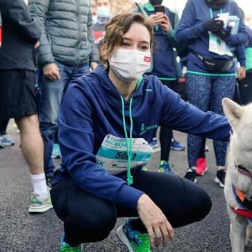 Imagen secundaria 1 - Hablemos de las mechas rubias que se ha hecho Isabel Díaz Ayuso y que son perfectas para dar un toque rejuvenecedor al pelo oscuro
