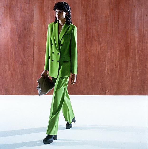 Imagen principal - Traje de dos piezas en color verde manzana de la nueva colección de Zara. Americana con doble botonadura de Zara (59,99 euros) y pantalón fluido de Zara (39,99 euros). 