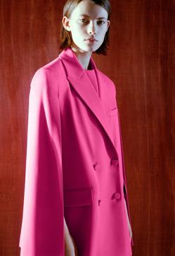 Imagen secundaria 2 - Esta americana-vestido de color rosa es una de las piezas más sofisticadas de las novedades de primavera de Zara y puede ser tuya por 79,99 euros. 