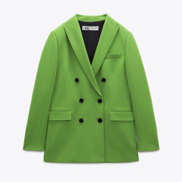 Imagen secundaria 1 - Traje de dos piezas en color verde manzana de la nueva colección de Zara. Americana con doble botonadura de Zara (59,99 euros) y pantalón fluido de Zara (39,99 euros). 