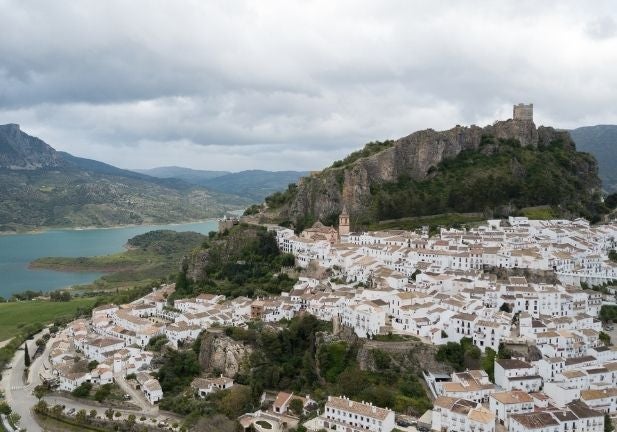 Zahara de la Sierra: el pueblo andaluz que brilla en la serie de Netflix 'Feria: la luz más oscura' y merece una escapada rural