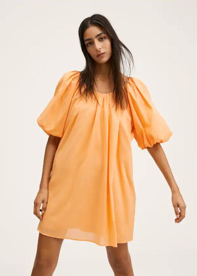 Diseño oversize corto para este vestido de Mango en naranja pastel que viene con manga tres cuartos abullonada, cuello redondo y faja incorporada. Disponible entre las tallas XS y L, cuesta 29,99 euros.