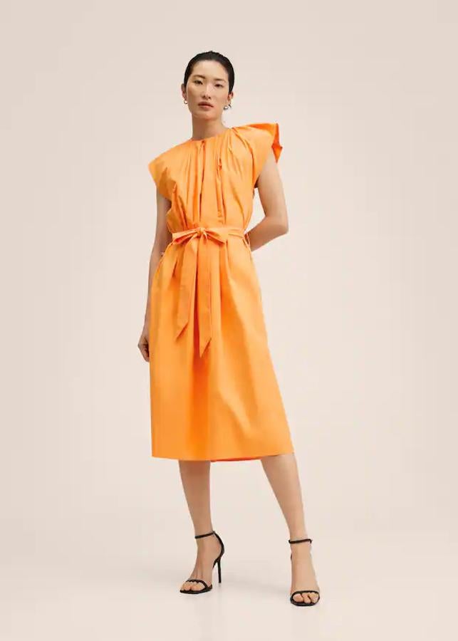 Confeccionado al 100% en algodón, este vestido de diseño midi recto, con tejido plisado en el frontal y lazada a tono en la cintura es de Mango y podemos encontrarlo entre las tallas XS y L por 39,99 euros. 