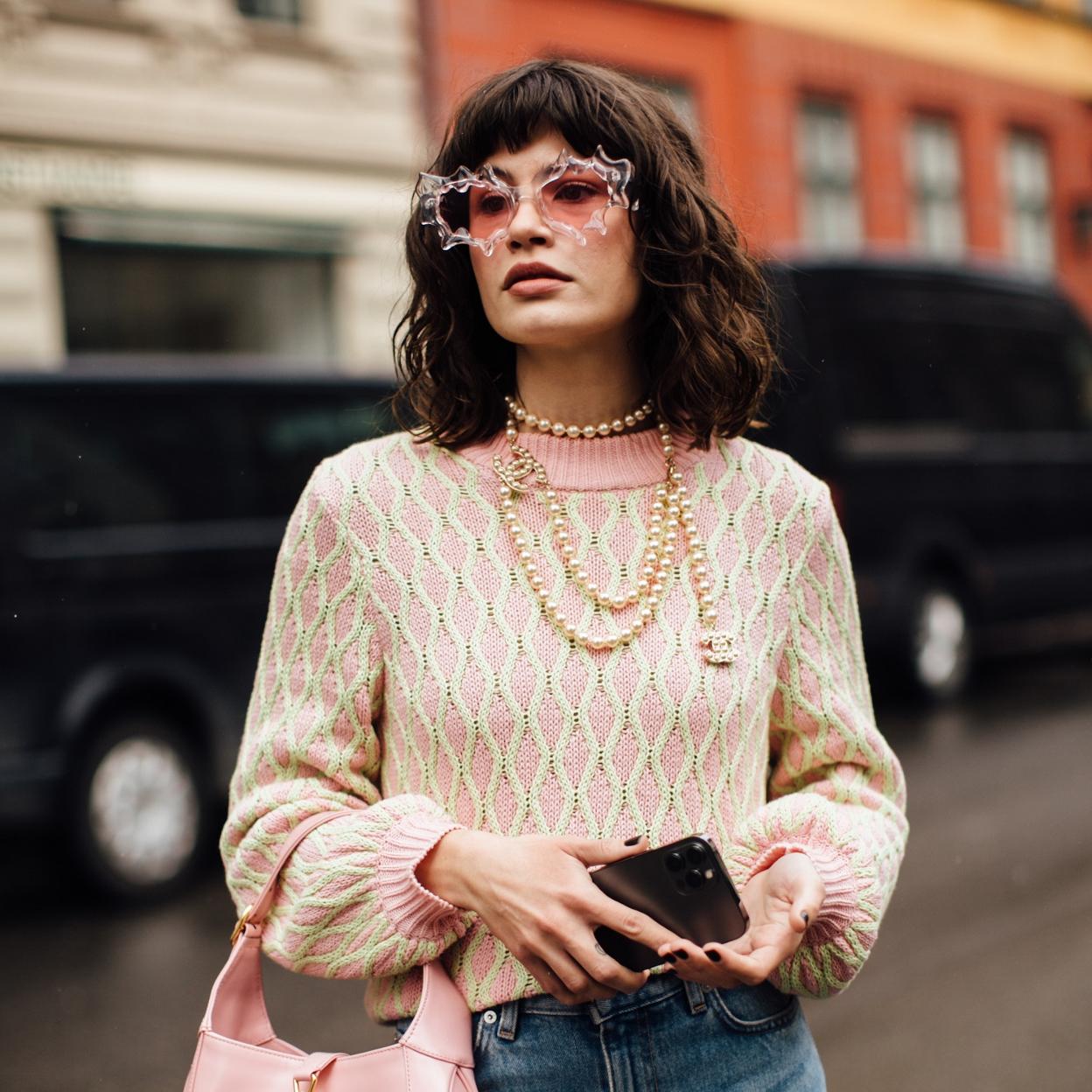 Pincha en la imagen para descubrir los mejores champús para el pelo graso que acaban con el sebo y ayudan a espaciar los lavados.