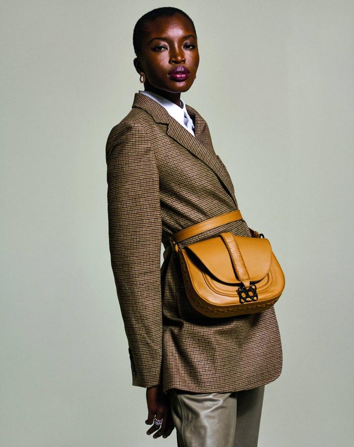 blazer y pantalón sastre de Alexander McQueen; camisa de Stella McCartney, botas de Miu Miu y anillos de Zolotas.