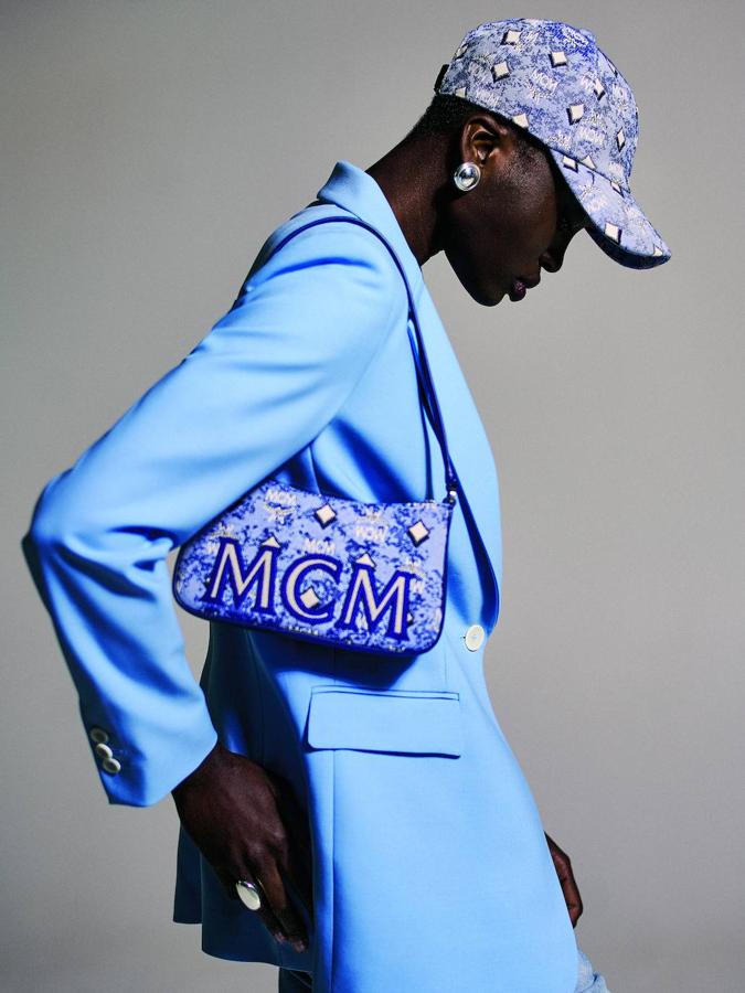 Chaqueta sastre de Massimo Dutti, bolso y gorra de MCM Boutique y pendientes de Ilias Lalaounis.