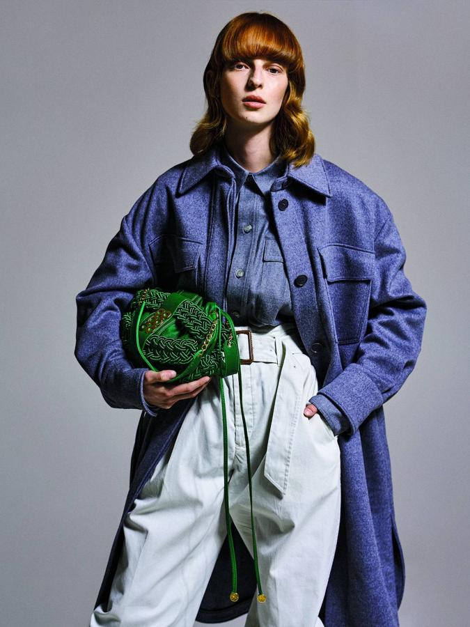 sobrecamisa oversize de lana y camisa, de Stella McCartney; pantalones de Polo Ralph Lauren y bolso de Kooreloo.