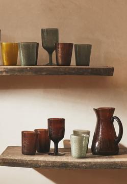 Imagen secundaria 2 - La vajilla blanca de loza está disponible en Zara Home desde 3.99 euros la pieza, la bandeja de madera cuesta 19.99 euros y las piezas de cristalería de vidrio textirizado de colores, desde 5.99 euros.