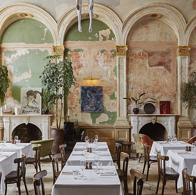 El interiorismo, entre teatral y arte povera, del restaurante Sessions Arts Club.