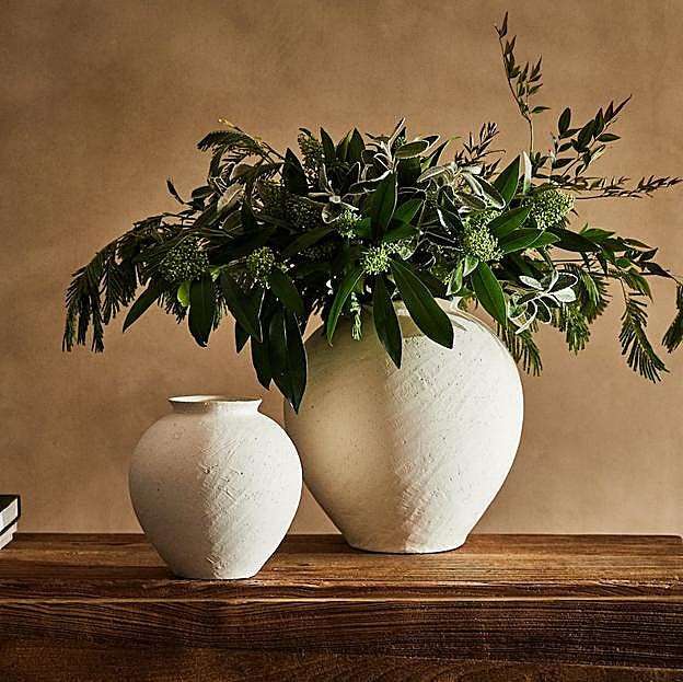 Imagen principal - Los jarrones de Zara Home, ya sean de barro, cerámica o vidrio reciclado, están disponibles desde 29.99 euros.