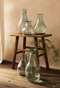 Imagen secundaria 2 - Los jarrones de Zara Home, ya sean de barro, cerámica o vidrio reciclado, están disponibles desde 29.99 euros.