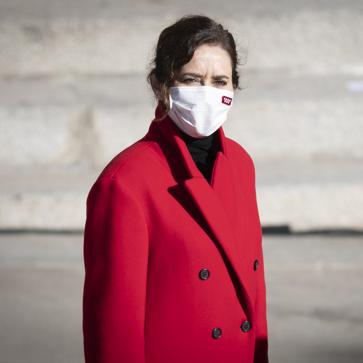 Imagen secundaria 1 - La Reina Letizia copia a Isabel Díaz Ayuso con un vestido de Mango y esta chaqueta roja tan original que rejuvenece y favorece a partes iguales