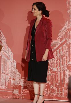 Imagen secundaria 2 - La Reina Letizia copia a Isabel Díaz Ayuso con un vestido de Mango y esta chaqueta roja tan original que rejuvenece y favorece a partes iguales