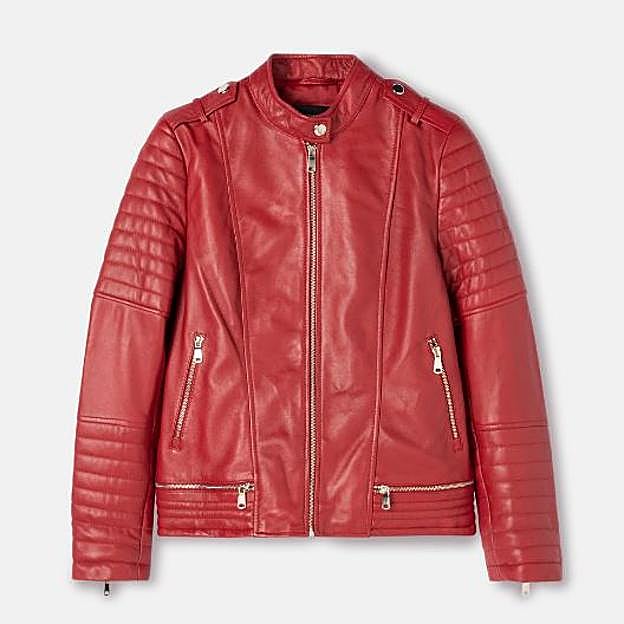 Imagen principal - La Reina Letizia copia a Isabel Díaz Ayuso con un vestido de Mango y esta chaqueta roja tan original que rejuvenece y favorece a partes iguales