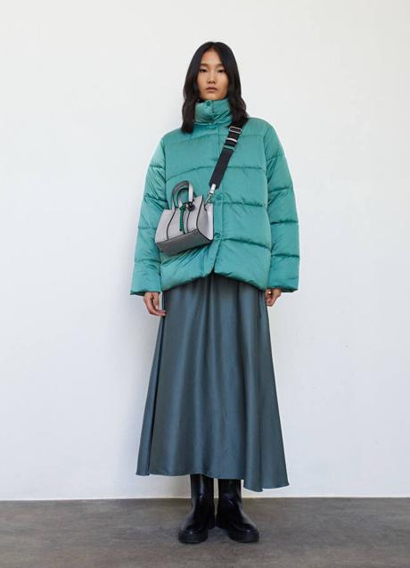 Imagen - El abrigo tiene un cierre frontal de botones