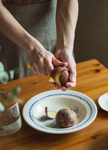 Imagen - Una vez pelada y picada, remoja la patata para que pierda el almidón. (Dilyara Galirufina /Unplash.)