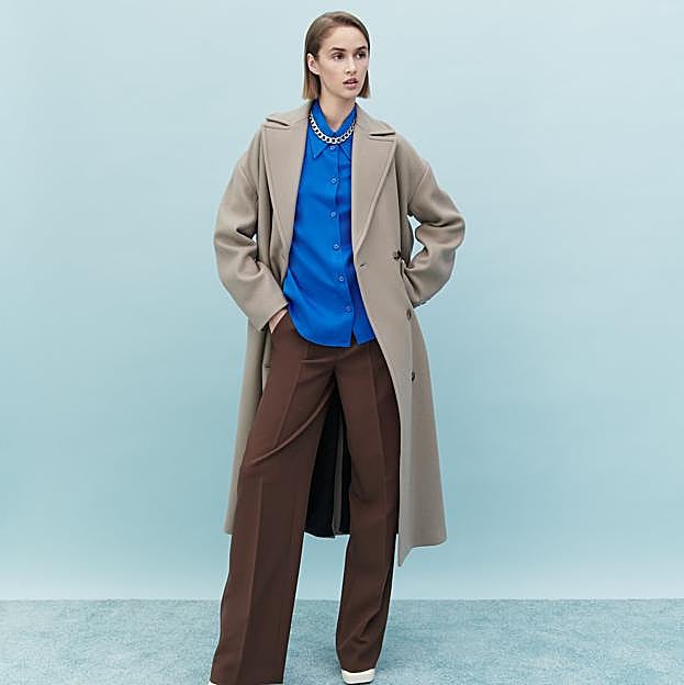 Imagen principal - El azul eléctrico es otro de los colores estrella de la nueva colección de Zara. Camisa satinada de manga larga de Zara (29,99 euros) 