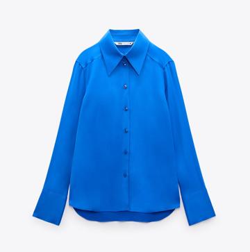 Imagen secundaria 1 - El azul eléctrico es otro de los colores estrella de la nueva colección de Zara. Camisa satinada de manga larga de Zara (29,99 euros) 