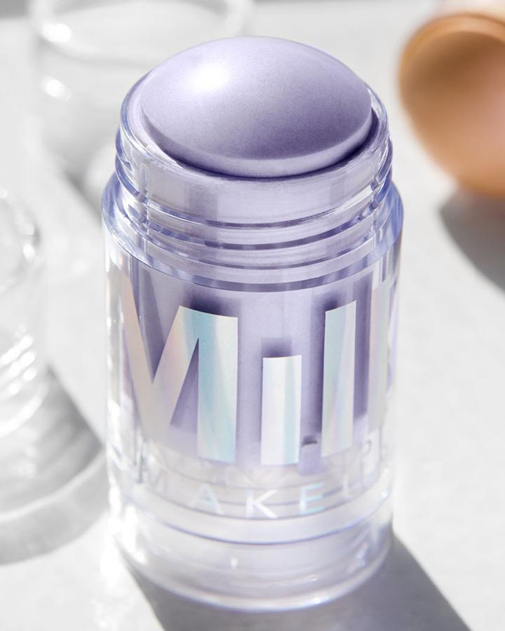 Con textura cremosa y un efecto en la piel holográfico, este stick iluminador es uno de los superventas de la marca. Además de en los pómulos, se puede utilizar también en los párpados y en los labios. ¿La sorpresa? Se puede utilizar también en el cabello si buscas un reflejo de acabado galáctico. (24,99 euros).