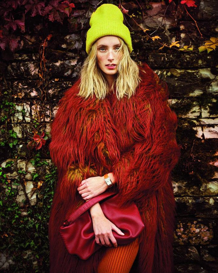 Abrigo, jersey y pantalón de Sportmax. Gorro de Stadium Goods, reloj de Longines y bolso de Callista