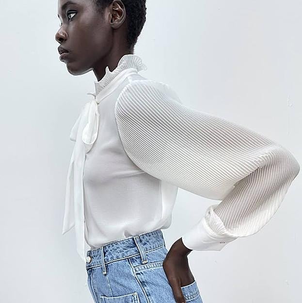 Imagen principal - Lisas o estampadas: las blusas con lazada al cuello son el truco fácil para elevar la elegancia de tus looks al instante