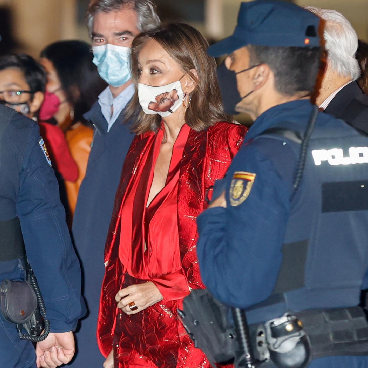 Pincha en la imagen para ver cómo la sastrería moderna llega para quedarse e instalarse en los looks más working (o de noche).