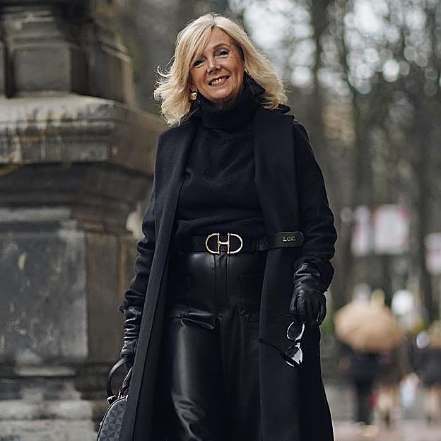 Todas las influencers de más de 50 tienen estos pantalones negros porque rejuvenecen cualquier look y sientan de maravilla