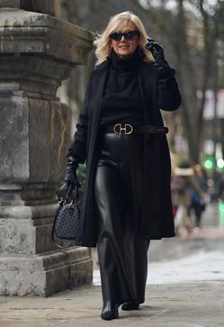 Imagen secundaria 2 - Todas las influencers de más de 50 tienen estos pantalones negros porque rejuvenecen cualquier look y sientan de maravilla