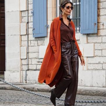 Imagen secundaria 1 - Todas las influencers de más de 50 tienen estos pantalones negros porque rejuvenecen cualquier look y sientan de maravilla