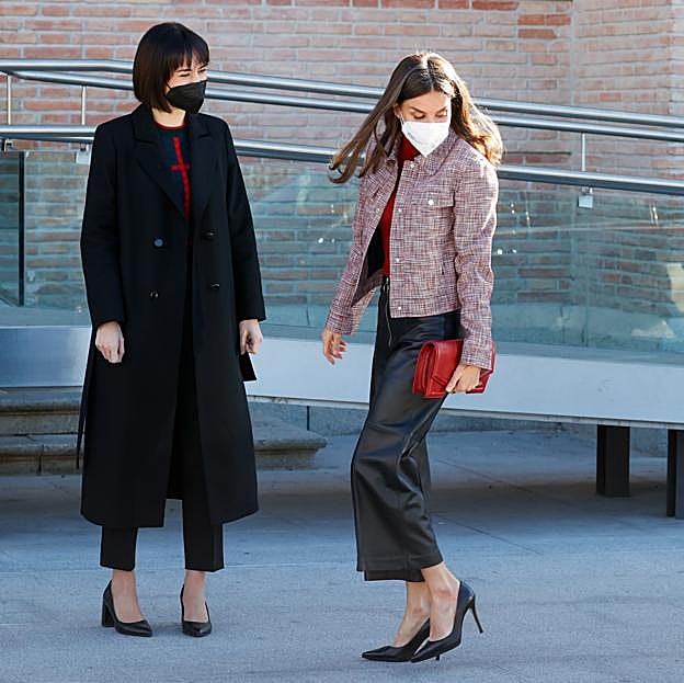 Imagen principal - Los zapatos más cómodos de la reina Letizia: con taconazo y plataforma.