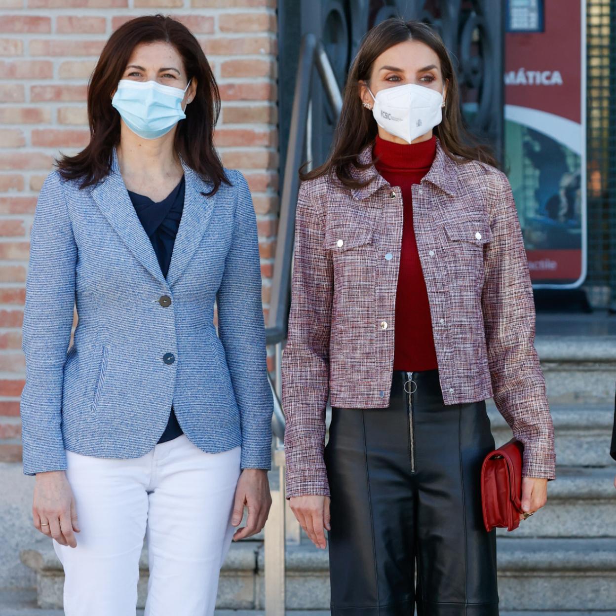 Pincha en la imagen para ver los looks de invierno con los pantalones estampados de Mango que sientan de maravilla.