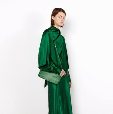 Imagen secundaria 1 - Lisas o estampadas: las blusas con lazada al cuello son el truco fácil para elevar la elegancia de tus looks al instante