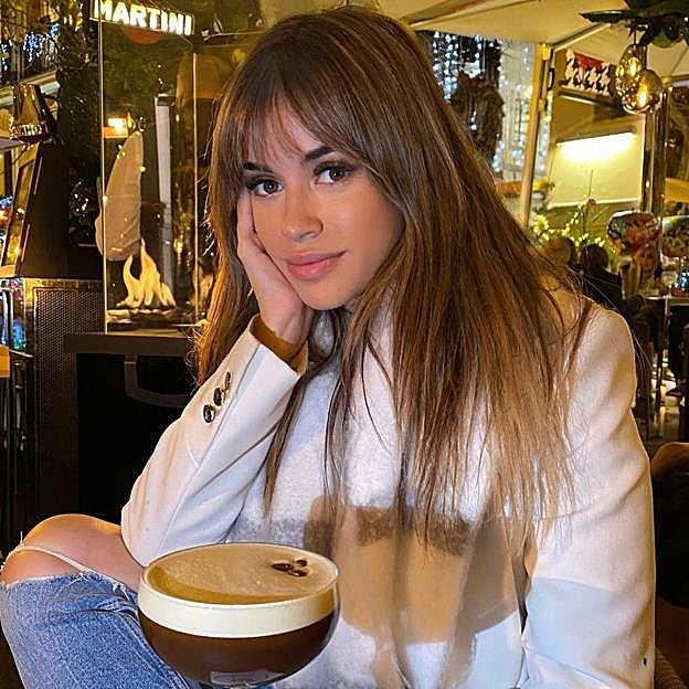 Imagen principal - Este es el flequillo más deseado del momento: sabemos por qué todo Tiktok e Instagram quiere hacerse este cambio de look tendencia