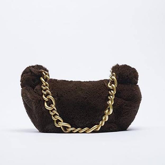 Imagen principal - Zara nos trae un bolso de pelo y otro de acabado acolchado