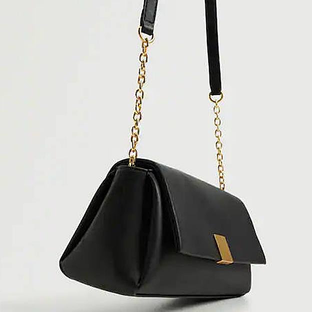 Imagen principal - En Mango encontrarás un bolso con solapa y otro tipo baguette.