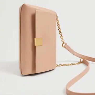 Imagen secundaria 1 - En Mango encontrarás un bolso con solapa y otro tipo baguette.