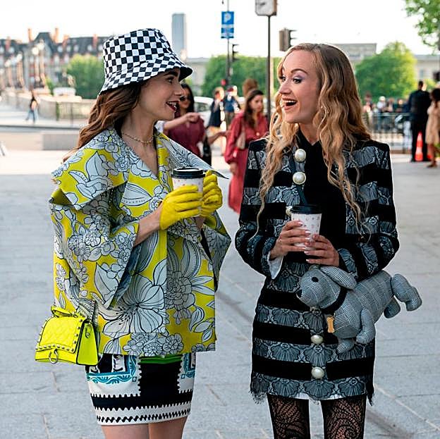 Escena de la serie Emily in Paris que está de moda en estos días.