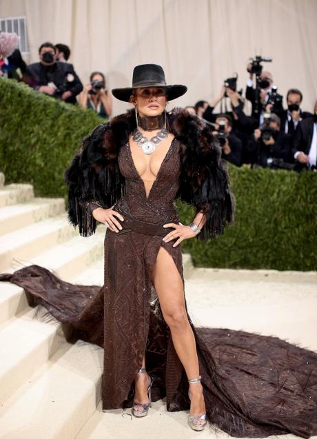 Imagen - Jennifer López con el look de Ralph Lauren con el que la artista conquistó la Met Gala de 2021.