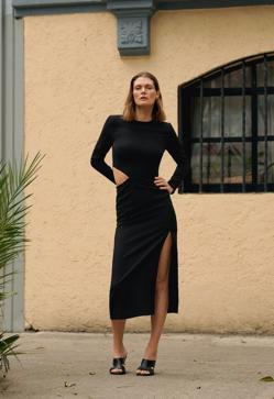 Imagen secundaria 2 - Vestido negro de manga larga con abertura y cadena dorada de Mango (59,99 euros). 