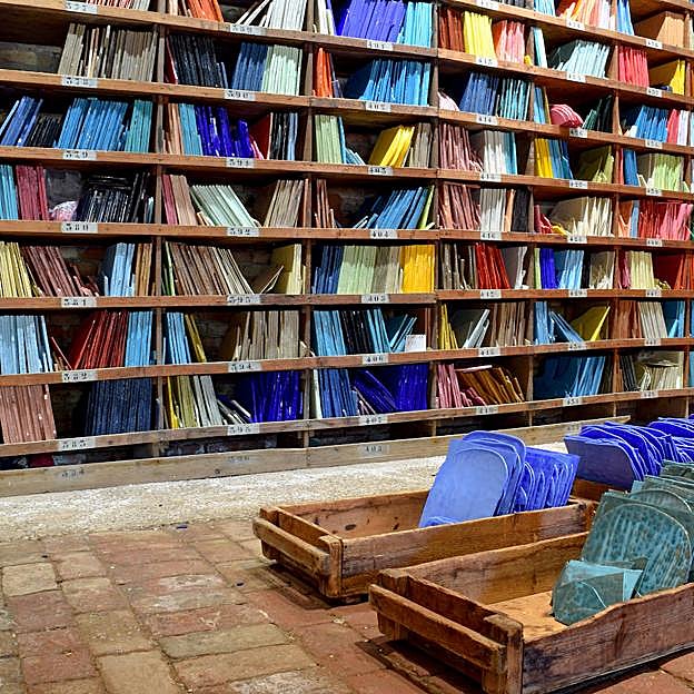 Imagen principal - La biblioteca de color de Orsoni contiene 3.500 colores de mosaicos.