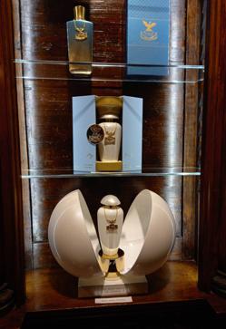 Imagen secundaria 2 - Y aquí Arriba, perfumes en la tienda The Merchant of Venice, Abajo, frascos de una edición limitada inspirada en los patines de las góndolas y perfume de La Fenice Collection. 